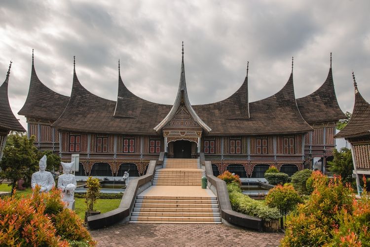 Museum Adityawarman adalah destinasi wisata budaya yang wajib dikunjungi saat berada di Sumatera Barat