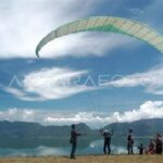“wisata Paralayang Di Danau Maninjau”