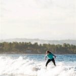 **berselancar Di Ombak Pantai Pangandaran Jawa Barat**