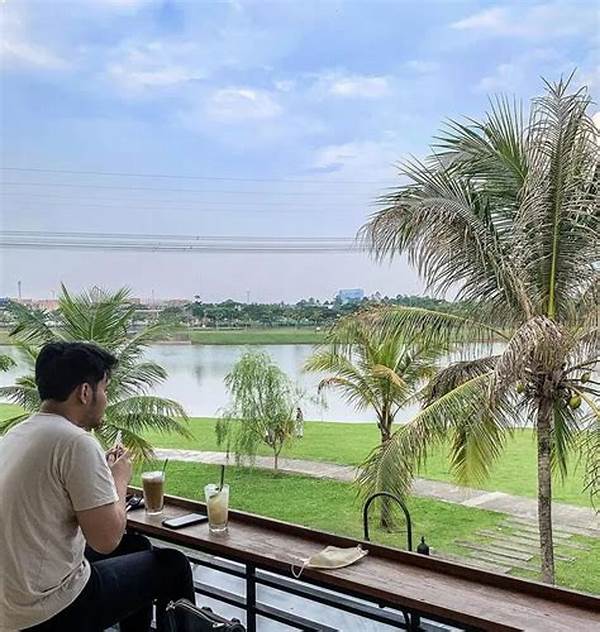 Restoran Dengan Pemandangan Danau