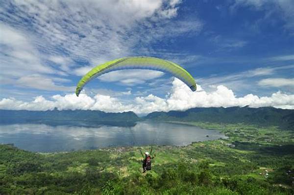 Panorama Alam Puncak Lawang Memikat Hati Saat Paralayang