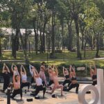 “spot Yoga Dengan Latar Hutan”