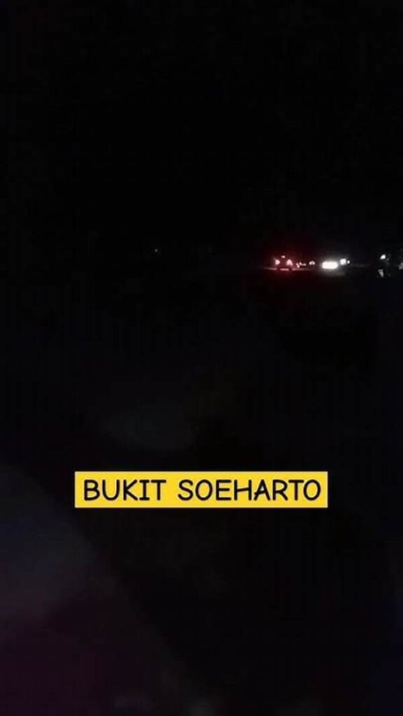 Suasana Sunyi Di Bukit Malam