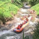 Keseruan Rafting Bersama Keluarga