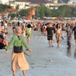Wisatawan Mencari Pantai Kuta Bali
