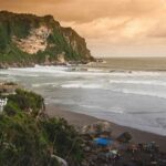 Pesona Ombak Besar Parangtritis