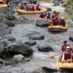 Keseruan Bermain Arung Jeram Bersama Keluarga